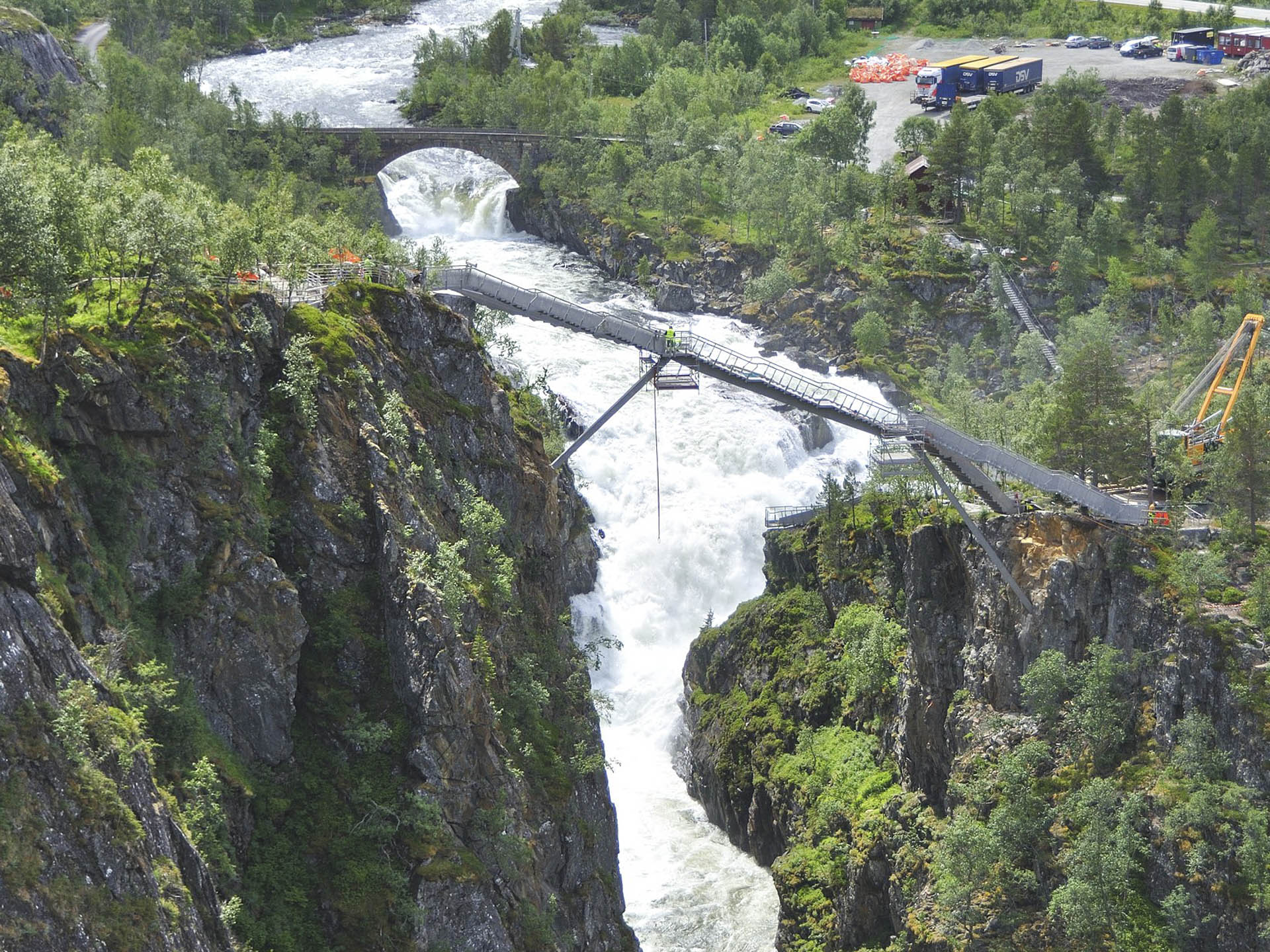 Vøringsfossen viewing bridge ( Photo: Erik den yngre, CC BY-SA 4.0 , via Wikimedia Commons)